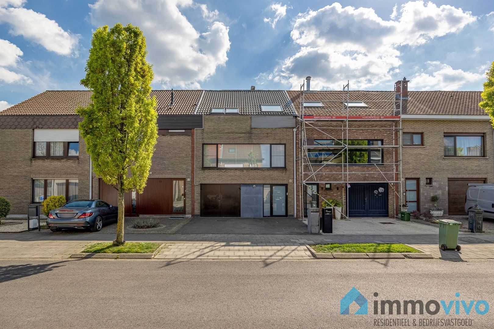 Instapklare gezinswoning met 4 slaapkamers, 2 badkamers, garage en zuidgerichte tuin op een toplocatie foto {{pictureIndex}}