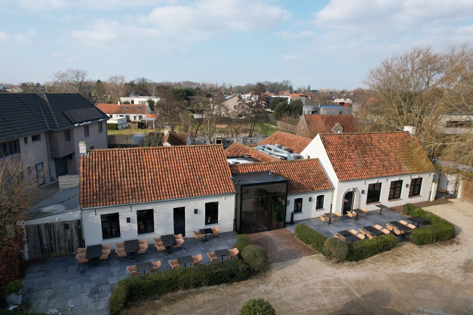 Luxe horecazaak met woonst, parking, terrassen en bureel te Oostduinkerke. foto {{pictureIndex}}