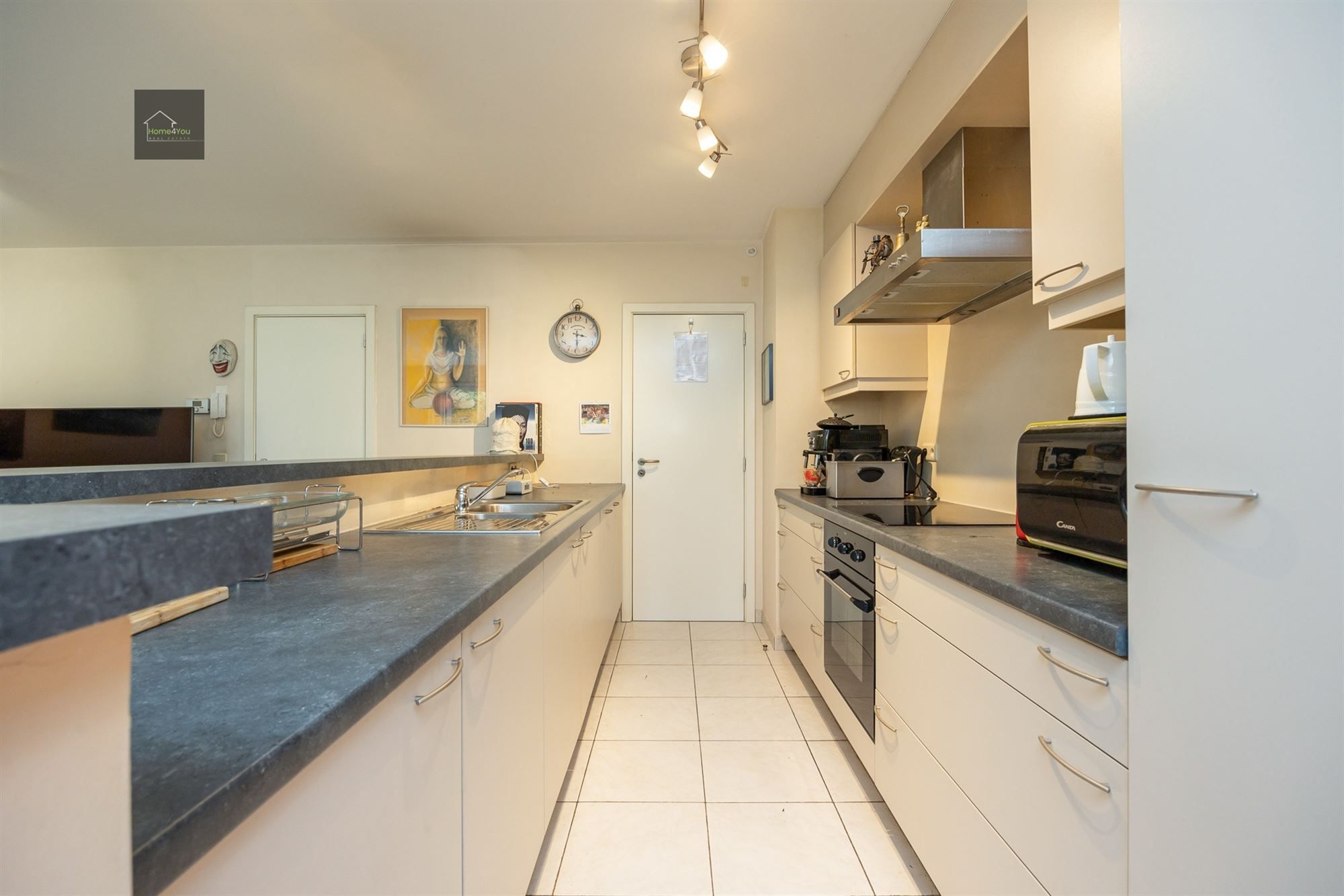 Ruim gelijkvloers appartement met tuin, parking en garagebox foto 9