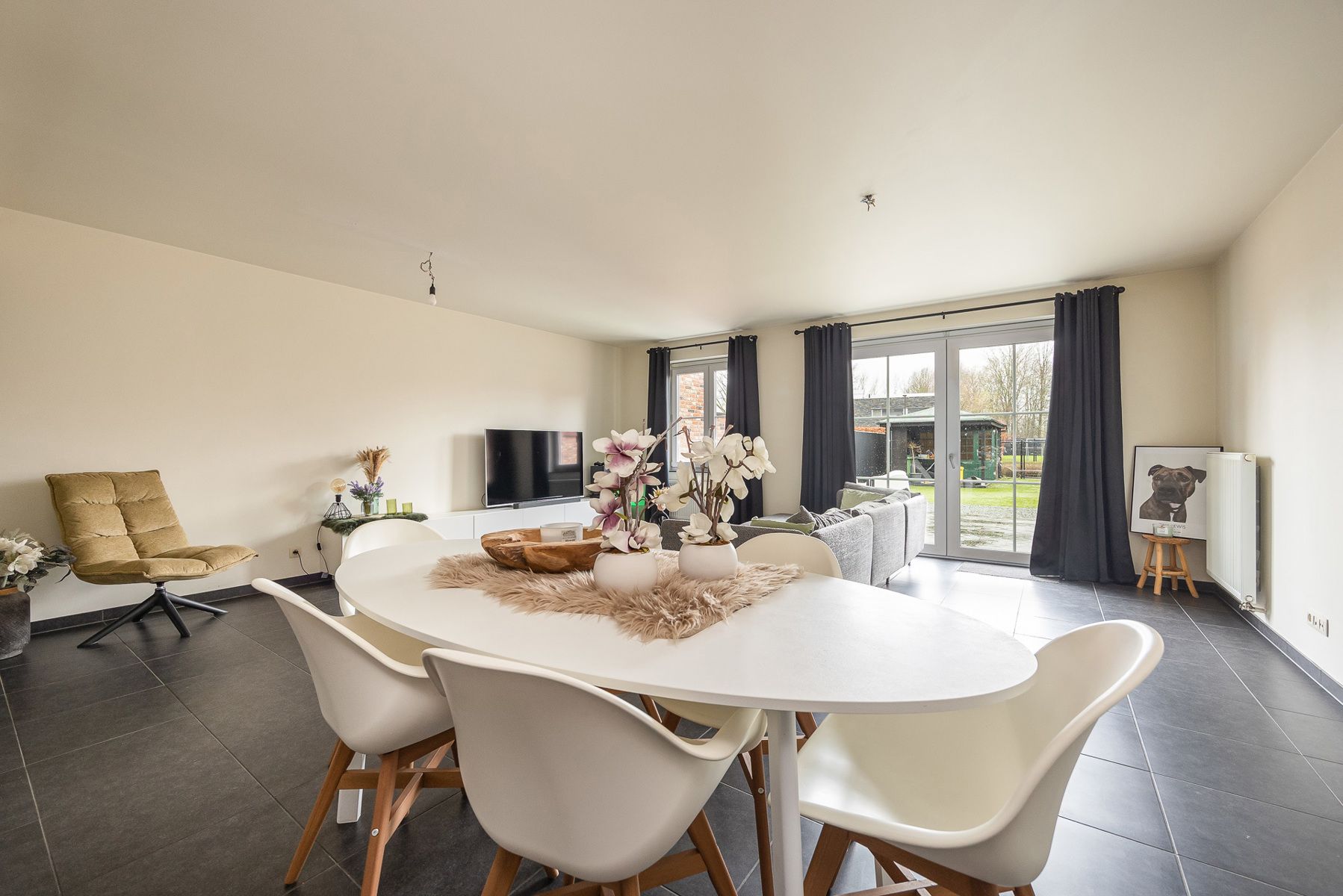 Verrassend ruime gezinswoning met terras, tuin en ondergrondse autostaanplaats. foto {{pictureIndex}}