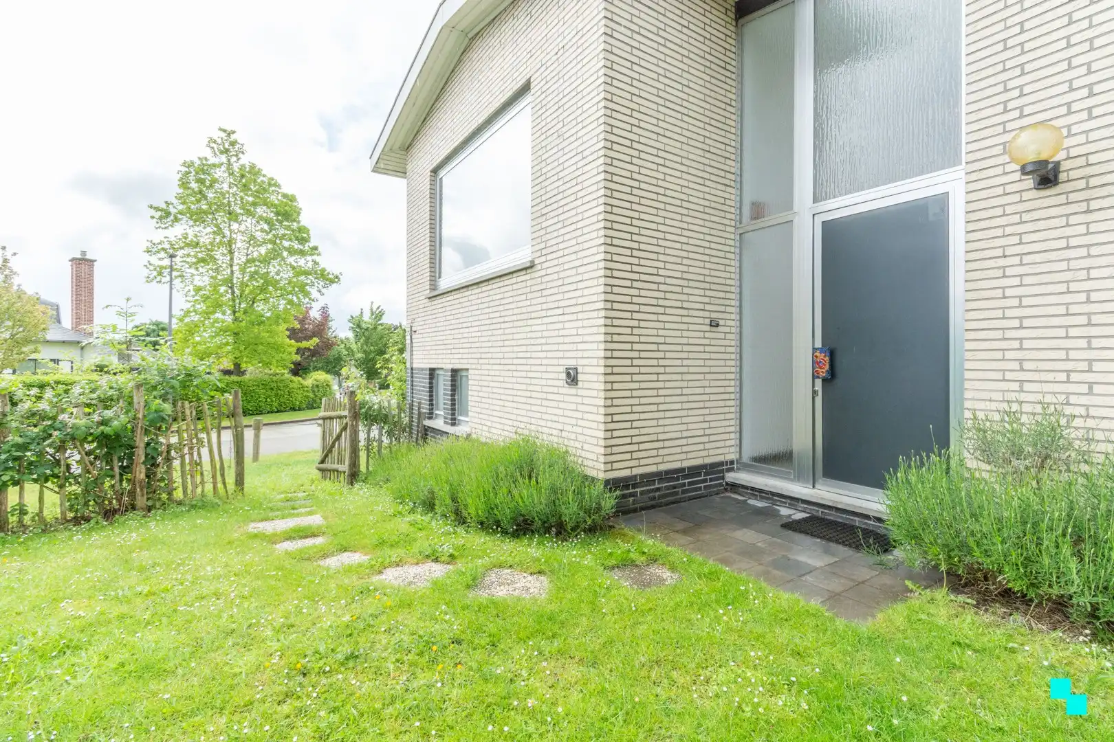 Bel-étage woning met 3 slaapkamers in Merelbeke foto {{pictureIndex}}