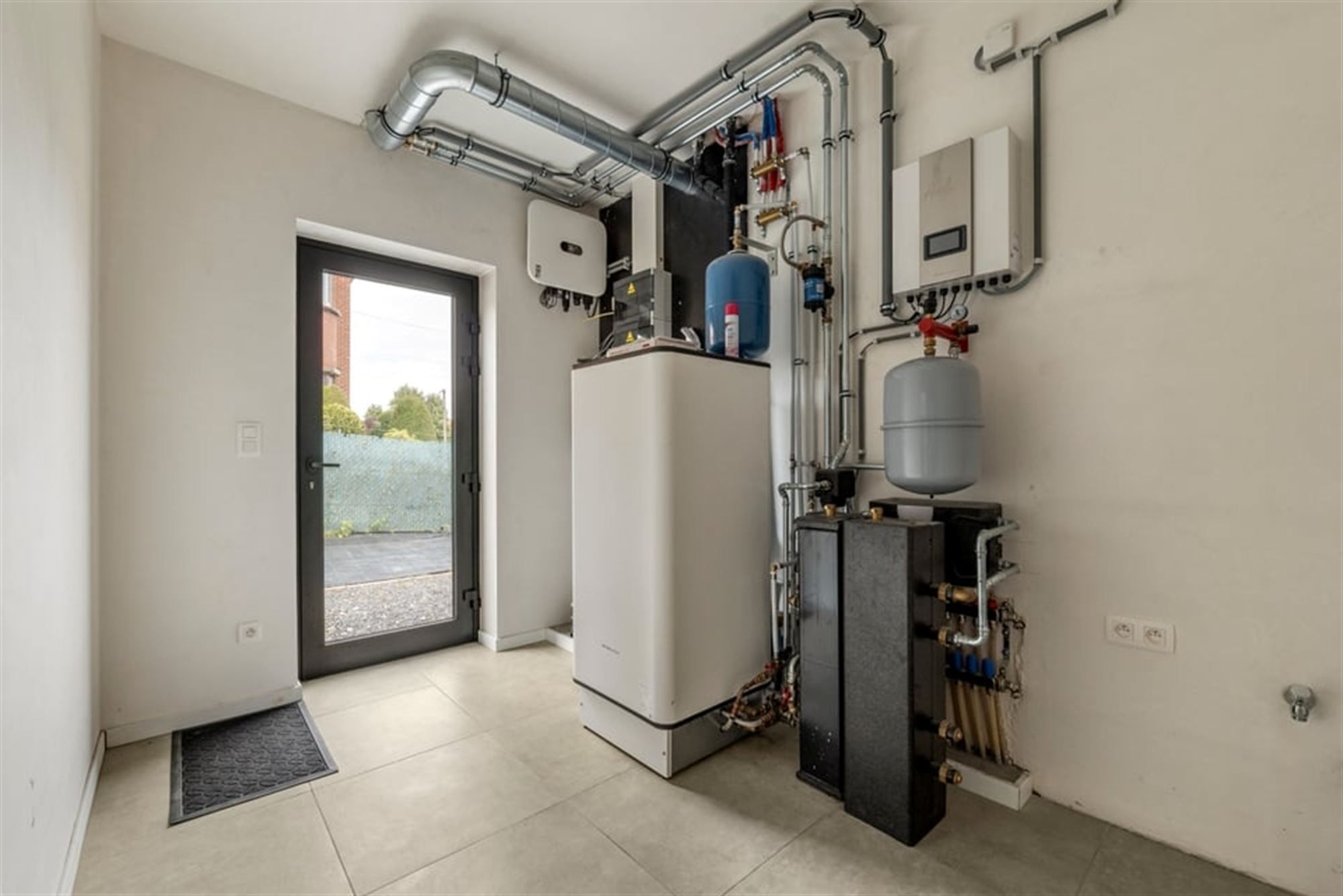 KNAPPE NIEUWBOUWWONING IN MODERNE STIJL  foto 26