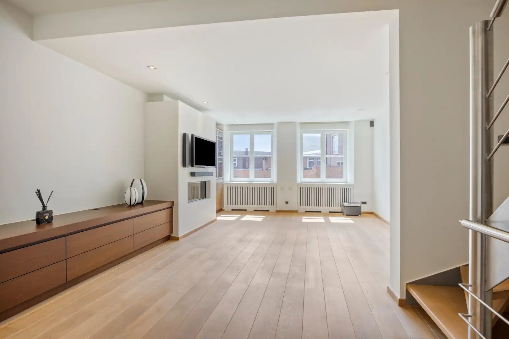 Ruime handelswoning met terras, dubbele garage en 2 parkeerplaatsen in Mol-centrum ! foto {{pictureIndex}}