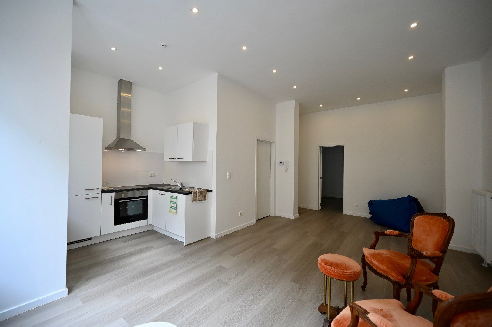 KNAP GERENOVEERD APPARTEMENT OP TOPLIGGING CENTRUM OOSTENDE foto {{pictureIndex}}