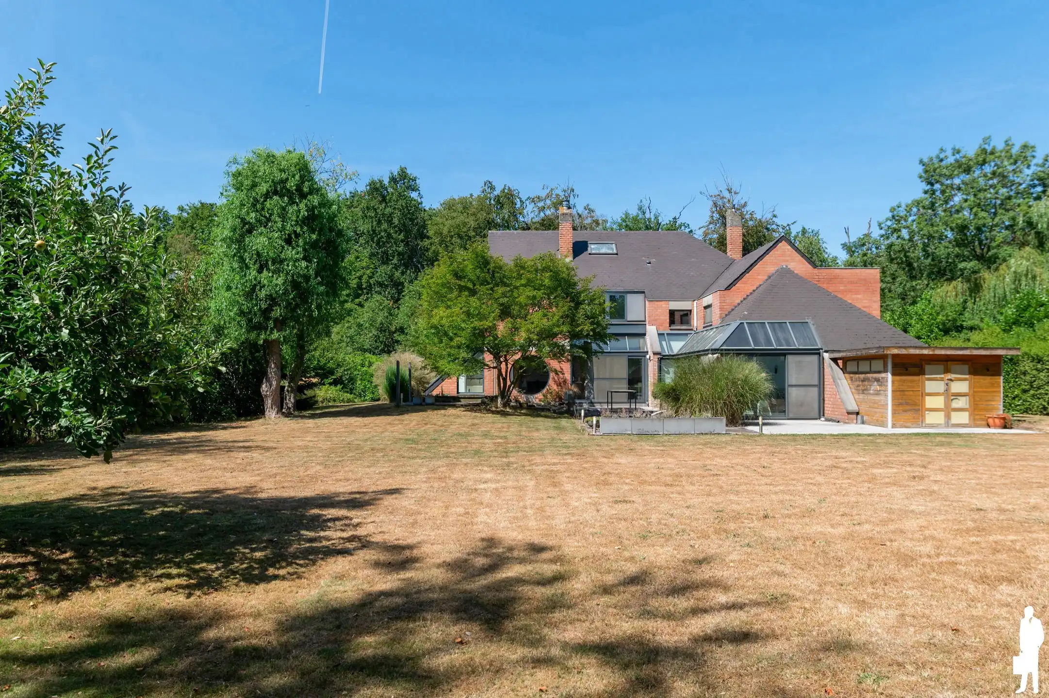 Welgelegen te renoveren villa met 5-7 slpks en 2 badks foto 2