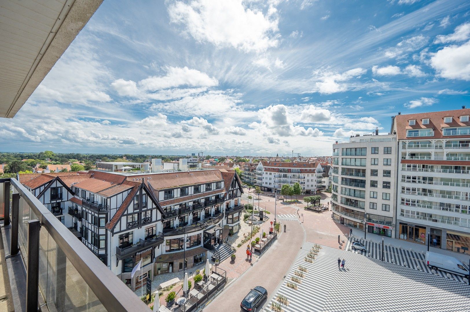 Prachtig hoekappartement op het Albertplein met luxe afwerking en unieke zichten op de omliggende villa's. foto 9