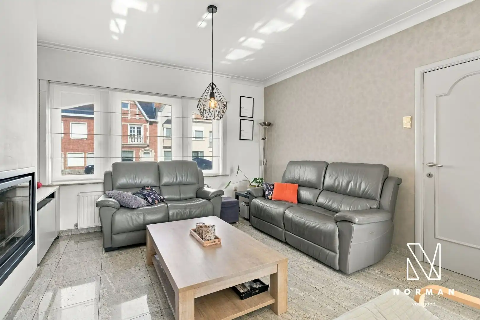 Stevige woning met 5 slaapkamers en praktijkruimte met parkeerplaats op commerciële ligging foto 5