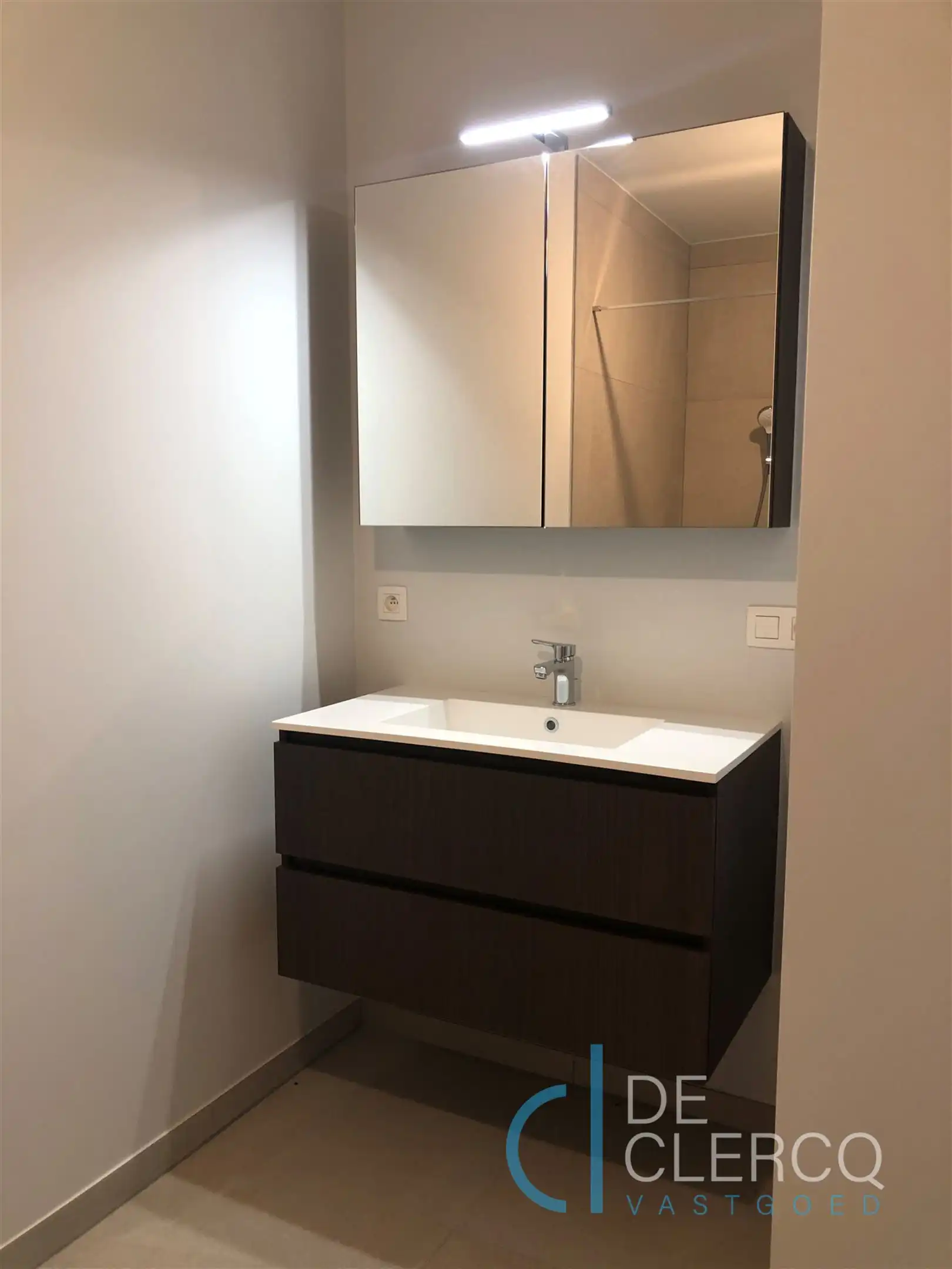 Gloednieuw gelijkvloers appartement in hartje Lochristi! foto 10