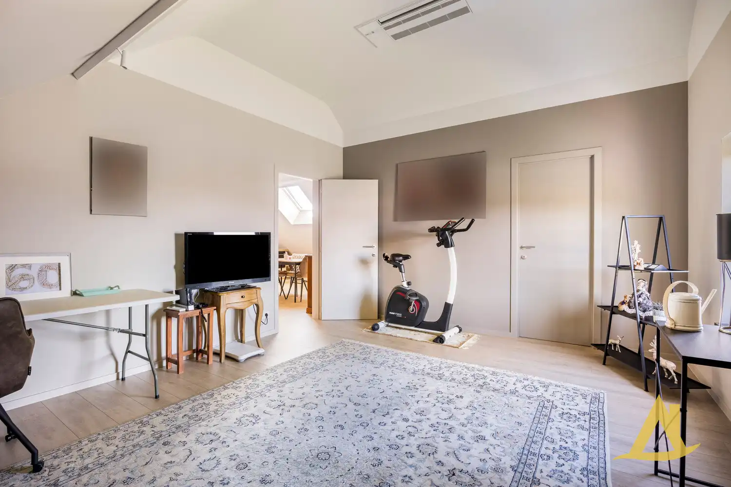 EXCLUSIEVE VILLA MET PARKTUIN EN ZWEMVIJVER OP EEN PERCEEL VAN 1HA 5A 16CA! foto 45