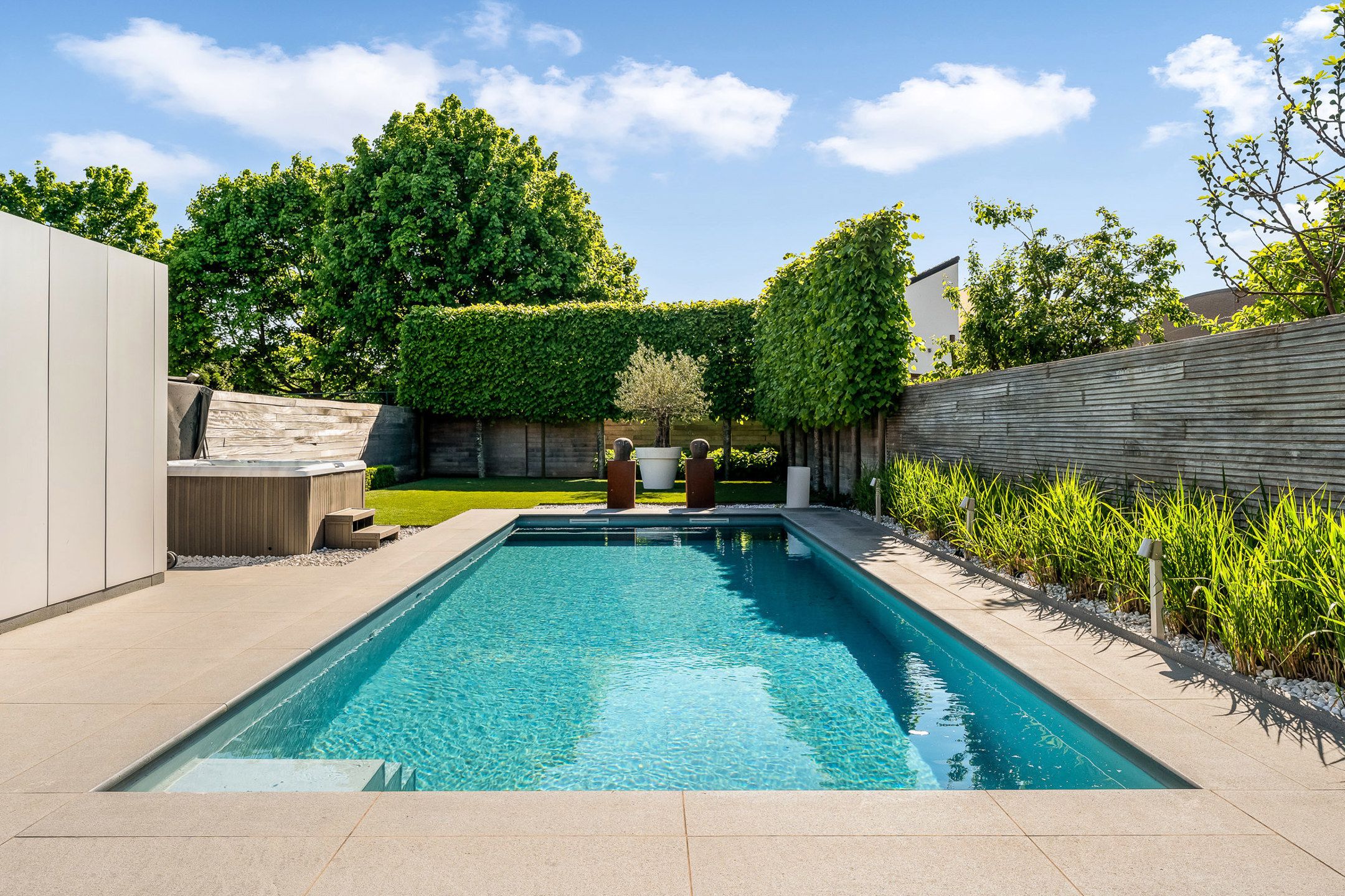 Exclusieve woning met zwembad en elegante tuin foto {{pictureIndex}}