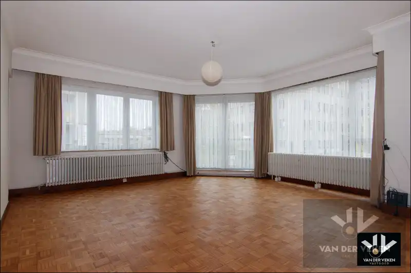 Op te frissen, lichtrijk appartement op toplocatie in bruisend Hasselt foto 7