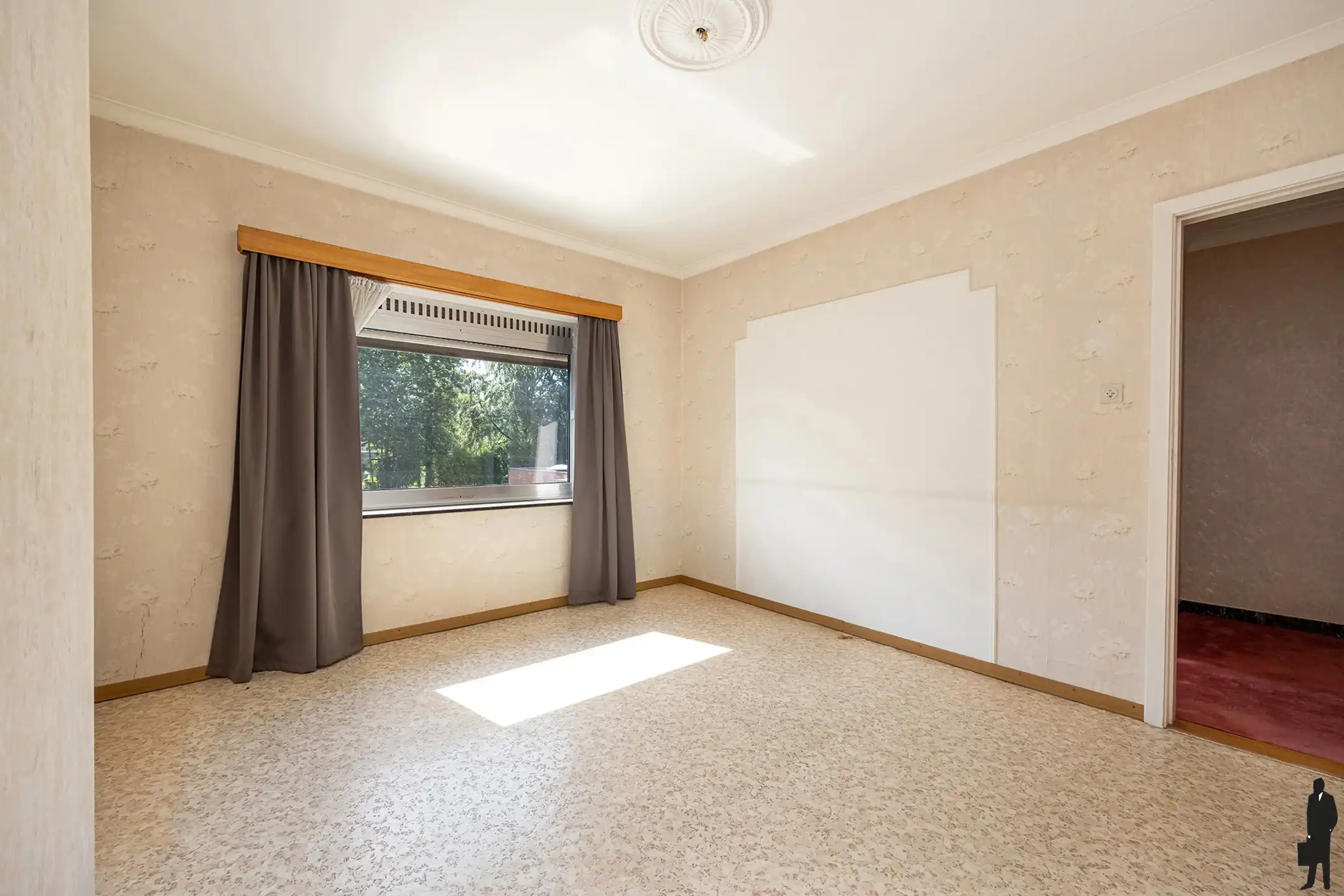 Gezinswoning met veranda, garage en tuin op topligging  foto 9