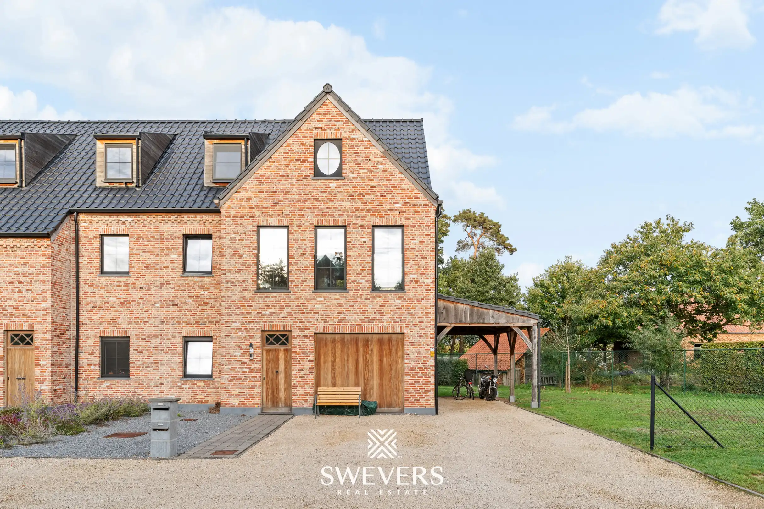 Instapklaar gelijkvloers 2 slpk-appartement met terras en tuin in Heusden. foto {{pictureIndex}}