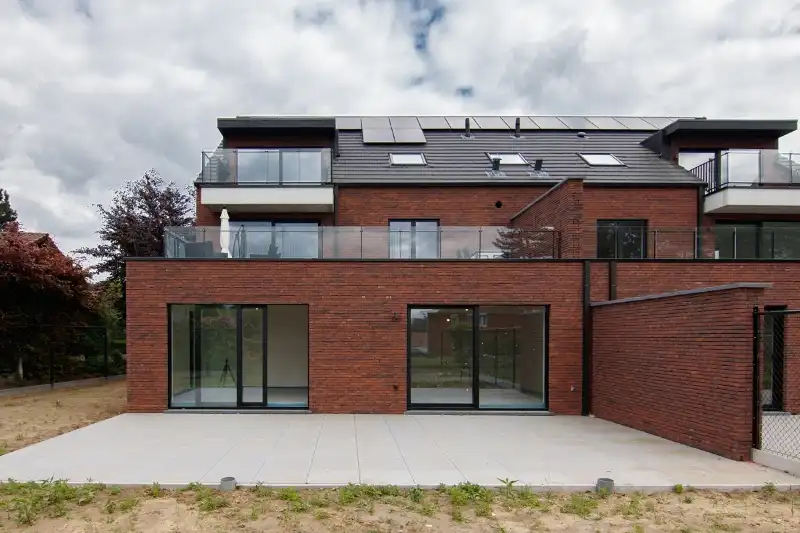 Ruim gelijkvloers nieuwbouwappartement met 2 slaapkamers, terras en een mooie tuin op een goed bereikbare locatie! foto 2