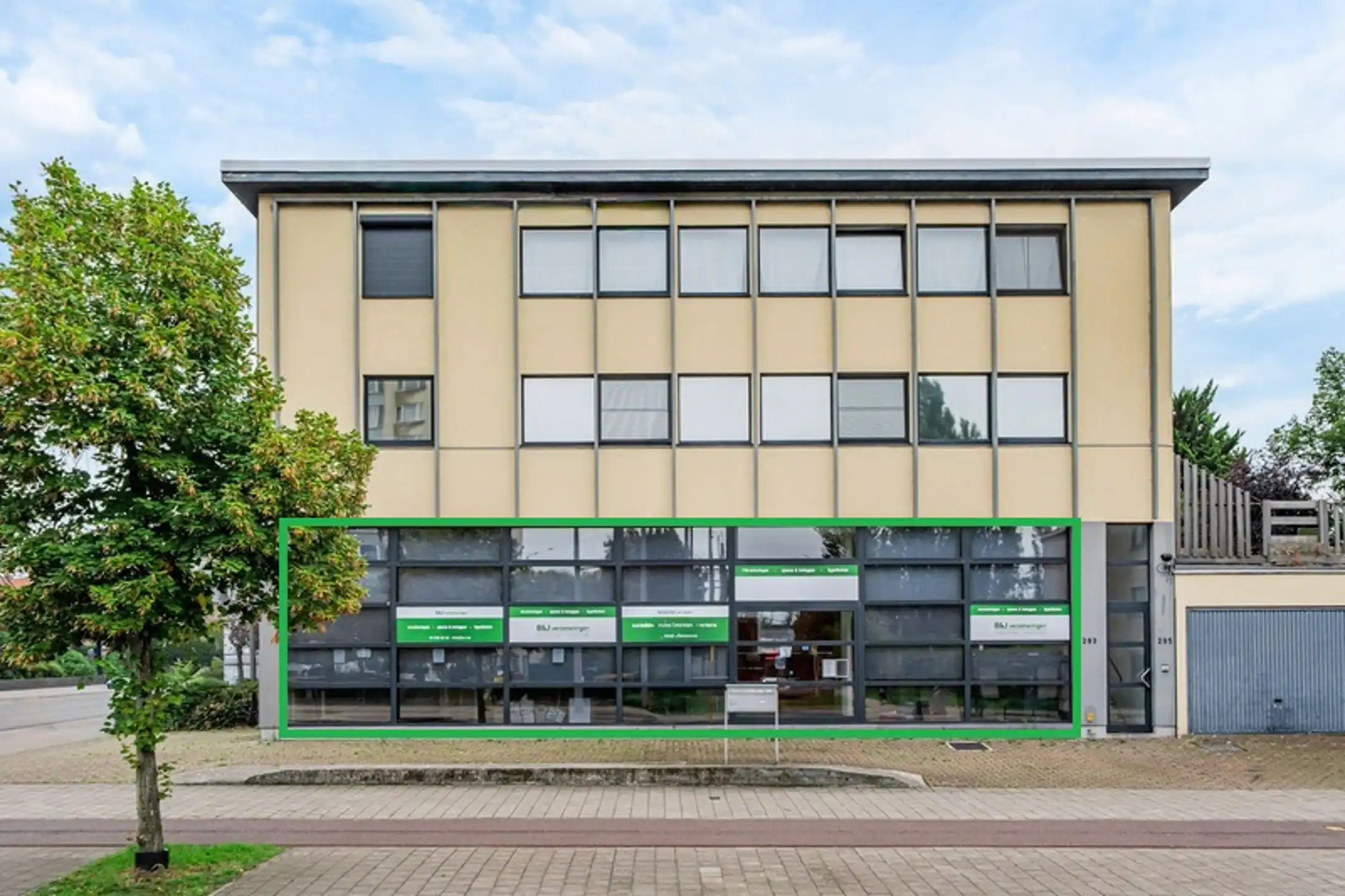 Gunstig gelegen handels-/kantoorruimte met 5 parkings foto {{pictureIndex}}