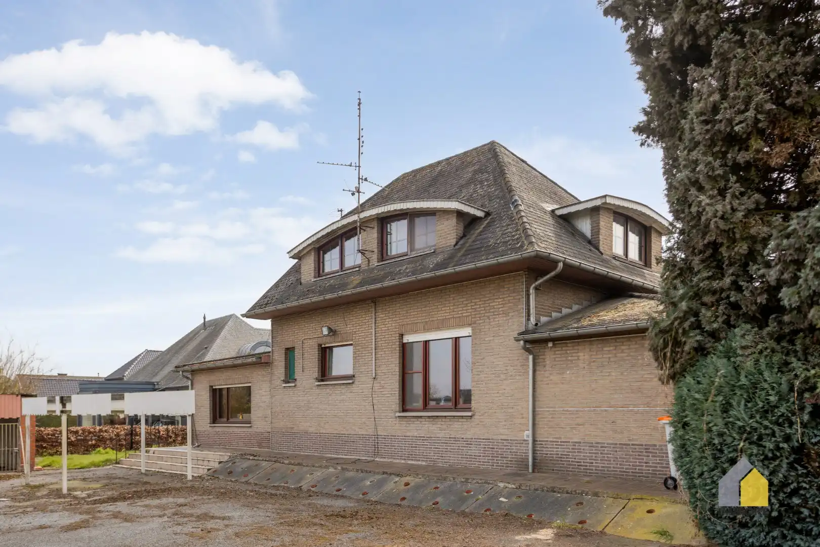 Te renoveren, statige woning op mooi perceel van 23 a 90 ca. foto 30