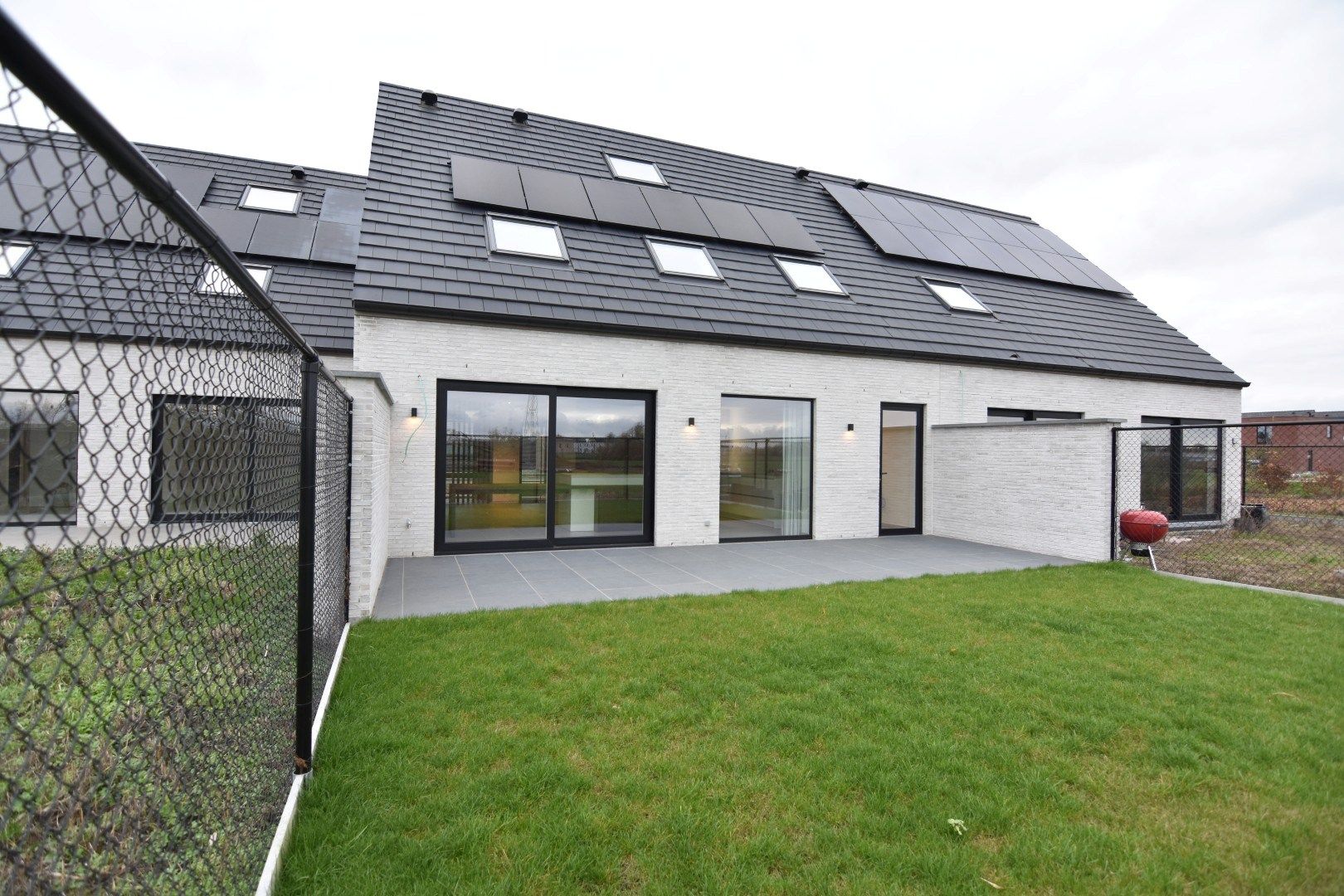 Prachtig afgewerkte nieuwbouw woning in leuke woonwijk foto 17