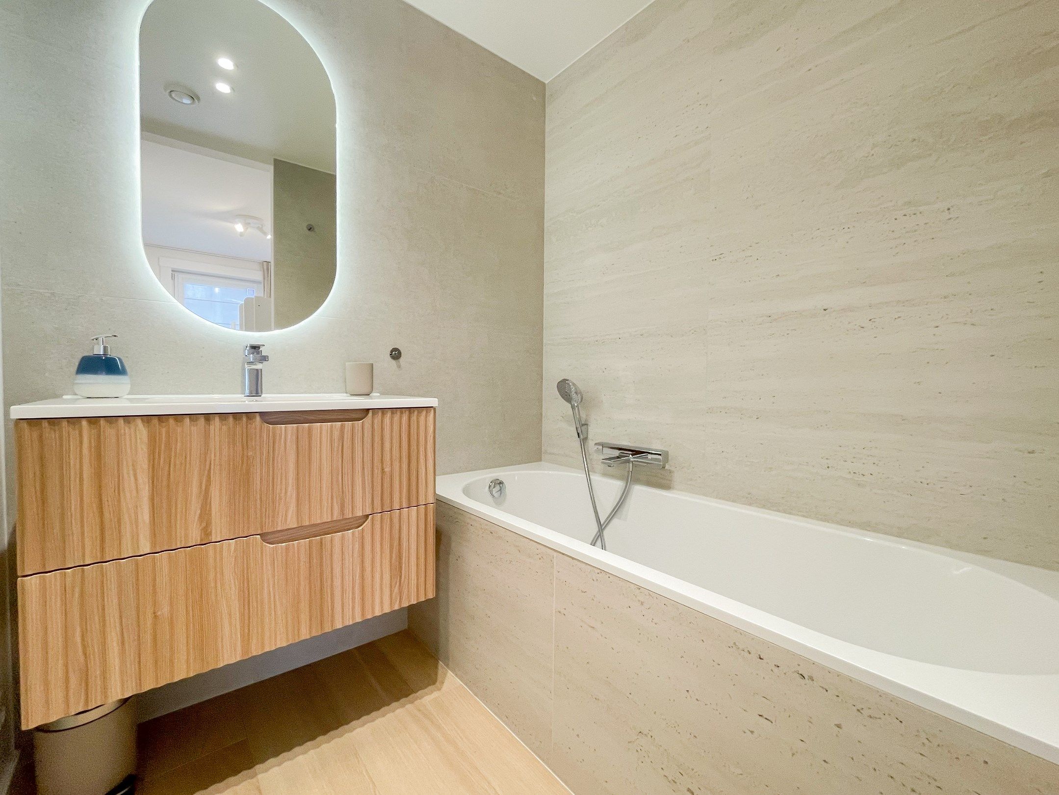 Tijdloos volledig gerenoveerd appartement gelegen nabij het Driehoeksplein en de Zeedijk. foto 17
