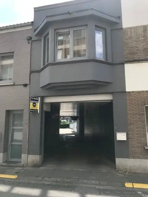 Rustig achterin gelegen garagebox te huur foto {{pictureIndex}}