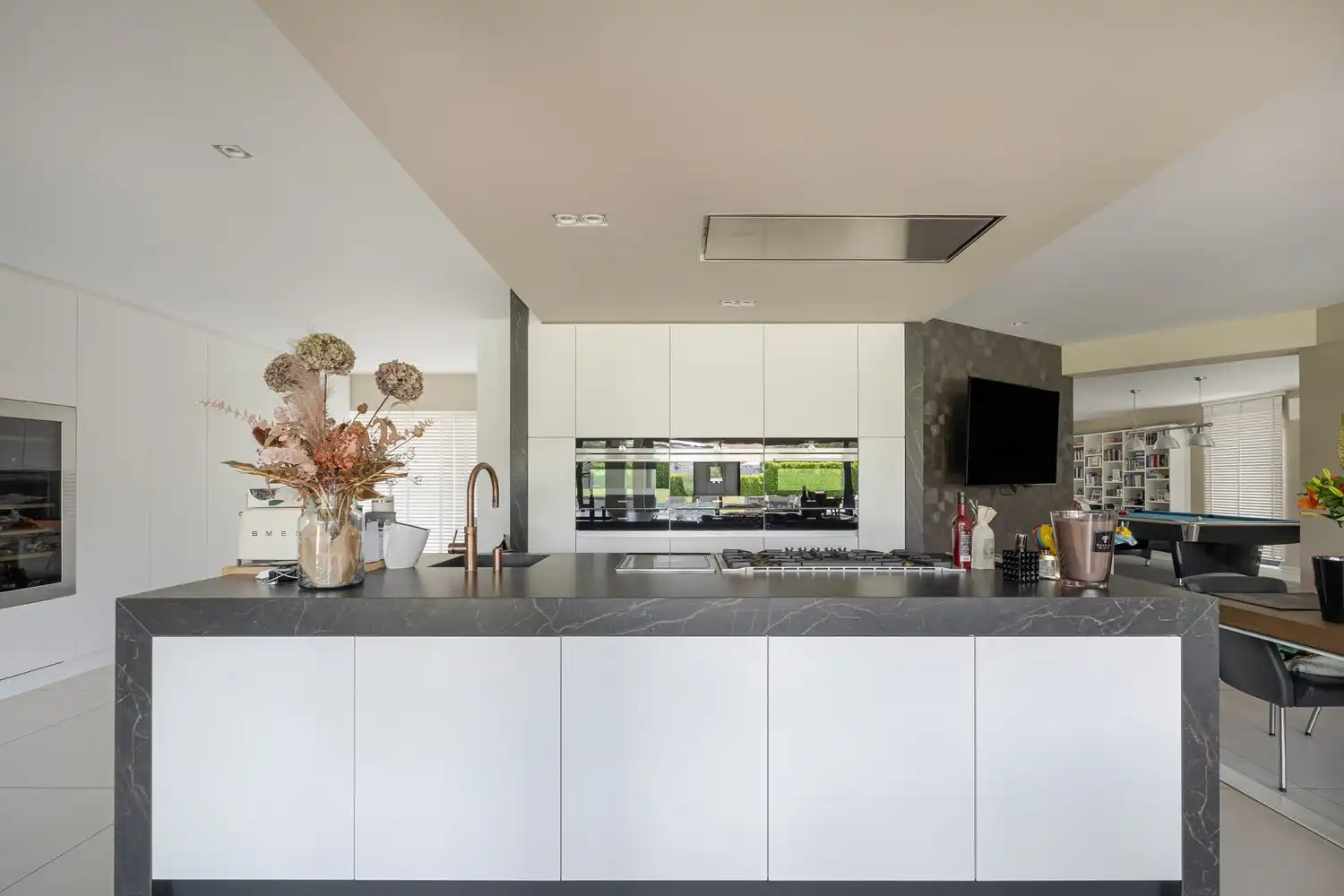 Exclusieve recente villa met verwarmd zwembad, vier garages en inclusief bouwgrond van 10a in een groene omgeving foto 12