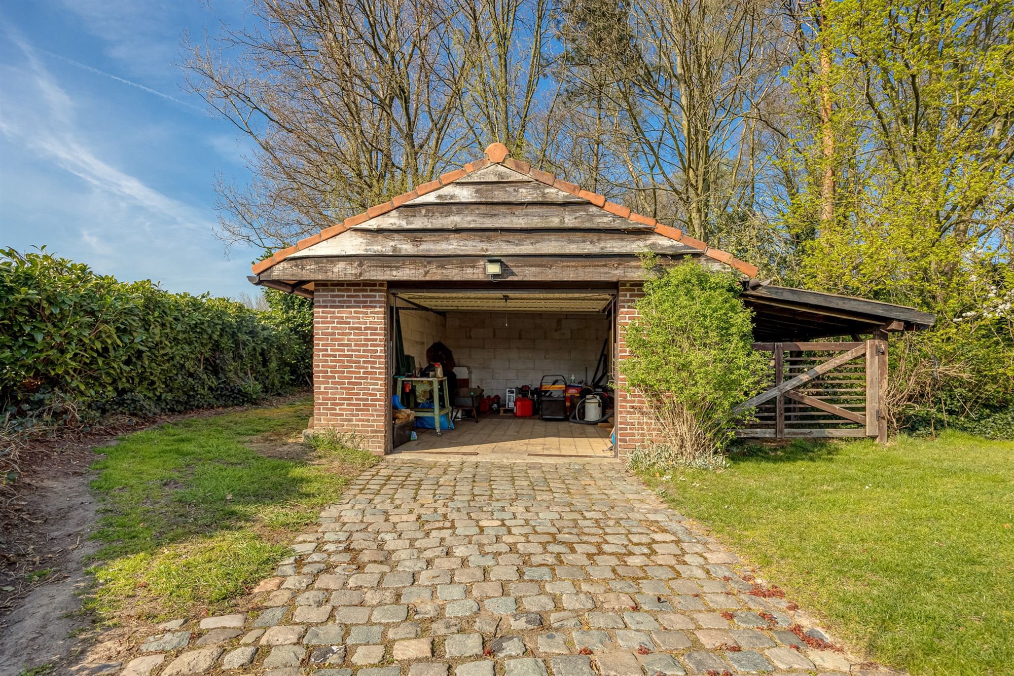 Open bebouwing met drie slaapkamers en grote tuin foto 22