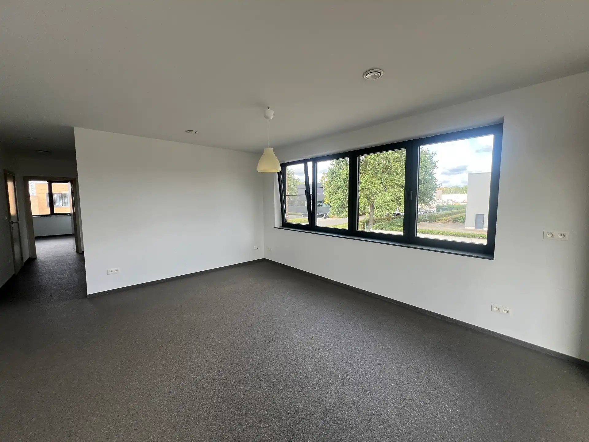 Bedrijfsgebouw met kantoren en woning in Houthalen foto 13
