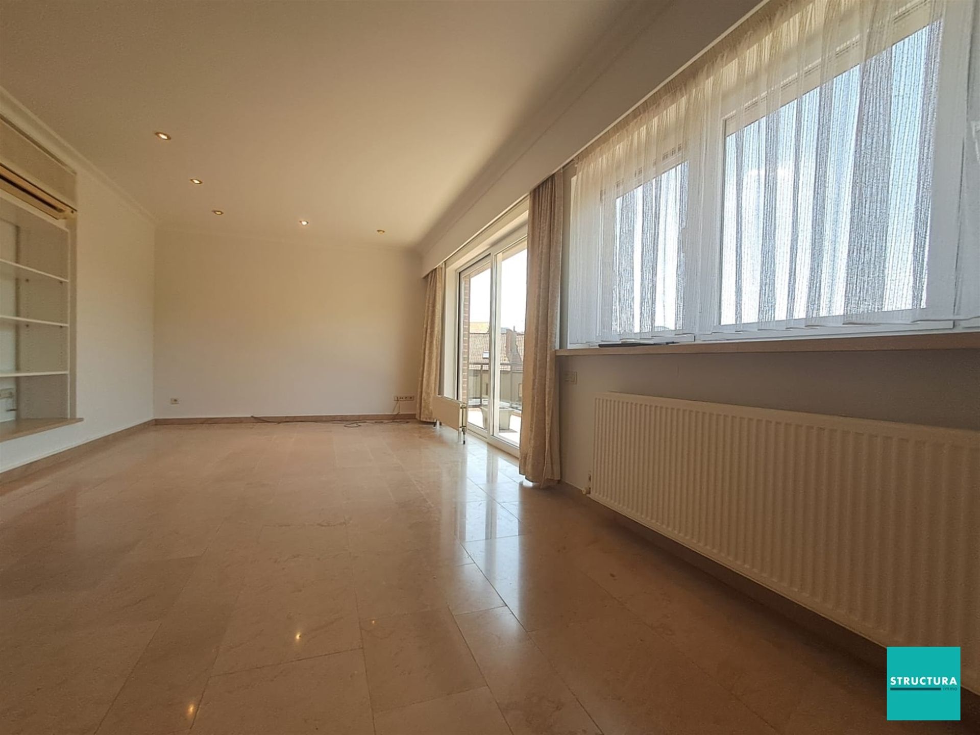 Ruim penthouse met drie slaapkamers, kelderberging en garage op toplocatie. foto 6