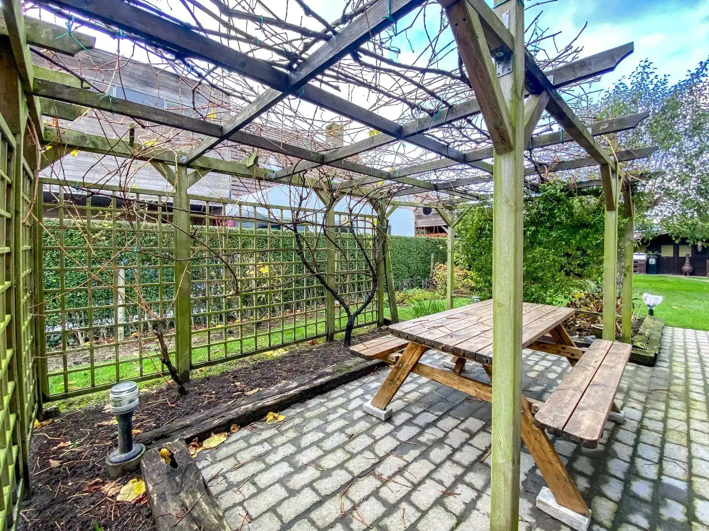 Praktische alleenstaande woning op 1198m² te centrum Veurne! foto 17