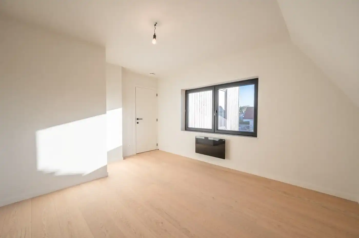 Volledig gerenoveerde en energiezuinige woning met prachtige diepe tuin foto 12