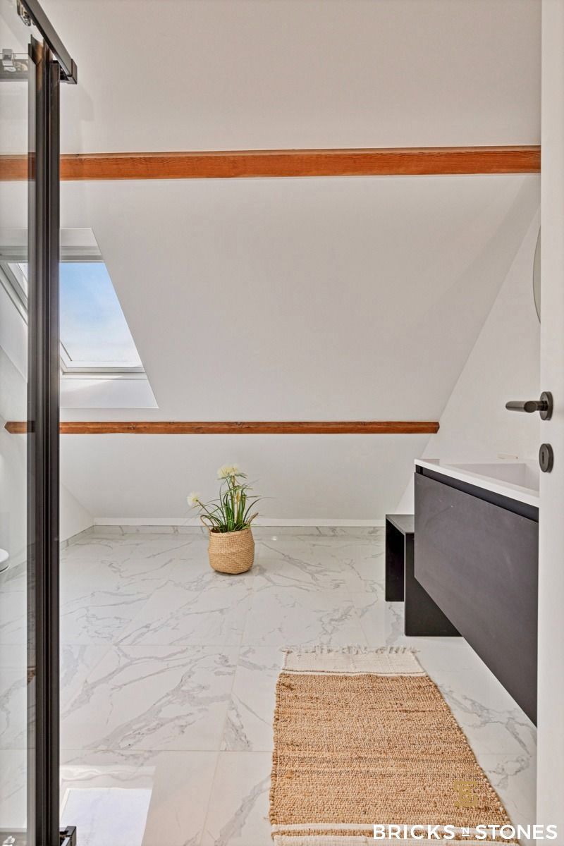 Zeer ruime halfopen bebouwing met praktrijkruimte en prachtige tuin foto 17