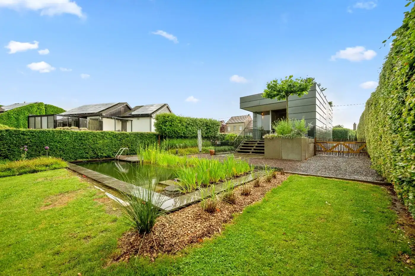 Moderne open bebouwing met prachtige tuin met zwemvijver foto {{pictureIndex}}