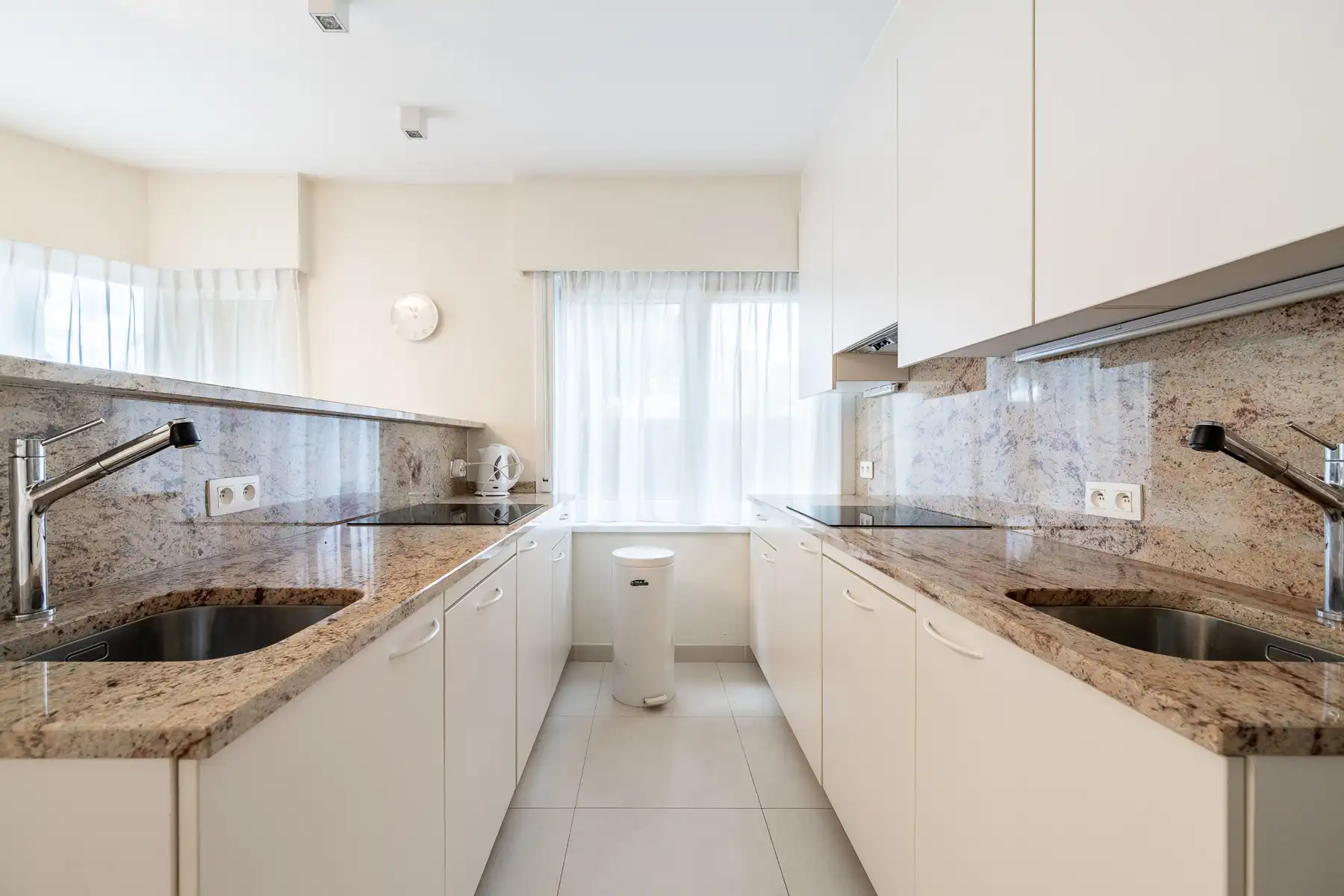 Gemeubeld drie slaapkamerappartement vlakbij de Zoutelaan met parking foto 7