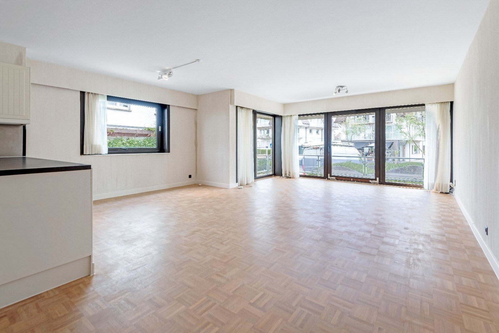 Ongemeubeld hoekappartement met veel licht en mooie terrassen vlakbij het Albertplein in het Zoute.  foto 4