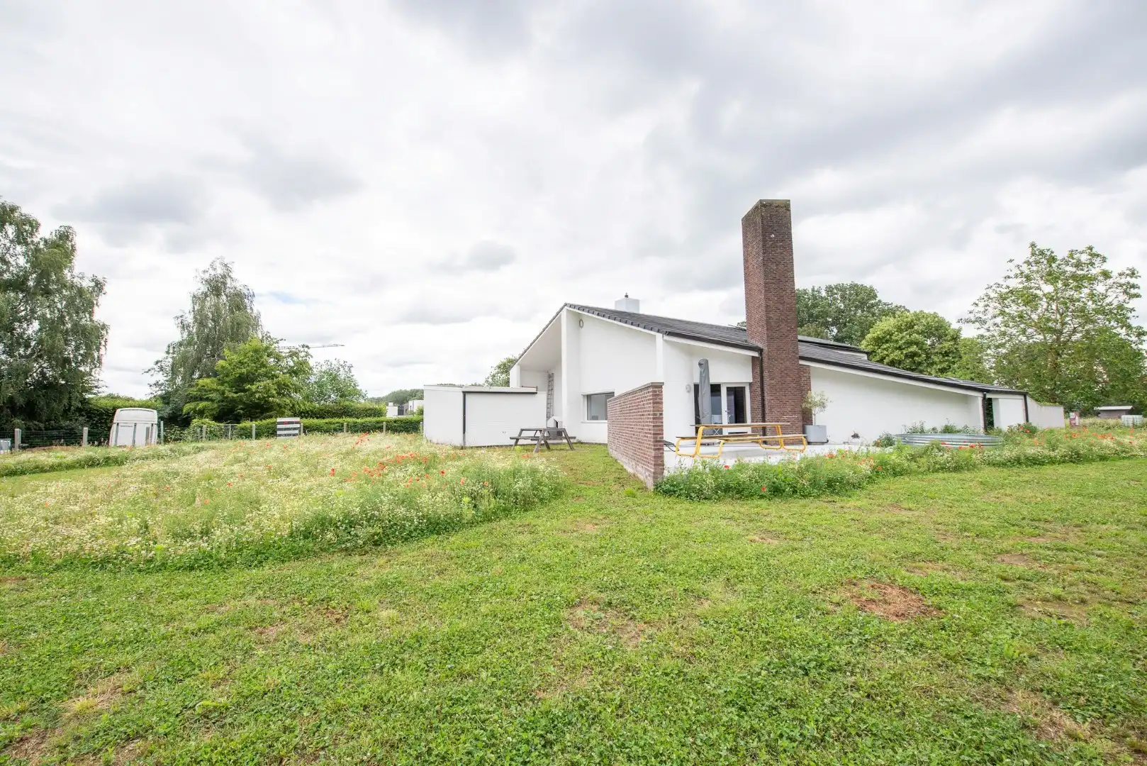 TE KOOP: Ruime architectenwoning in residentiële wijk 'De Piste'. Rustig, groen en zeer bereikbaar perceel van 1800m²! foto 3