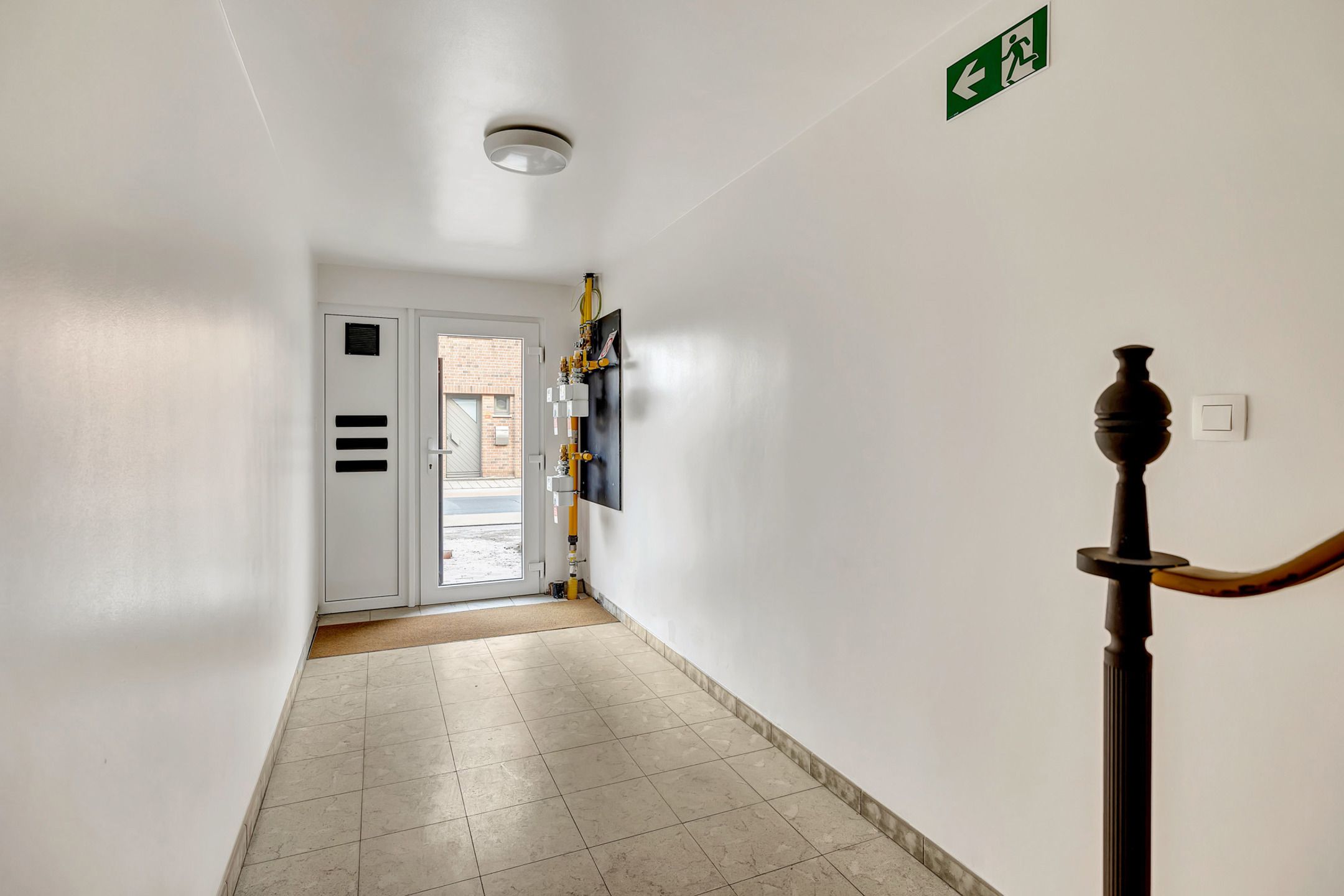 Totaal gerenoveerd appartement met 2 slpks en garage foto 16