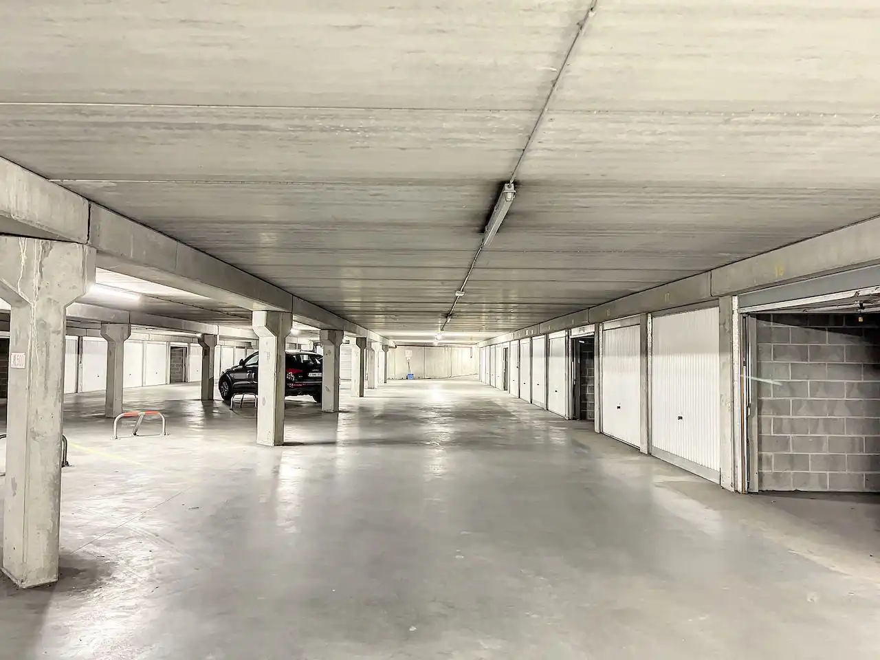 Afgesloten box, onder het plein De Kinkhoorn foto 5