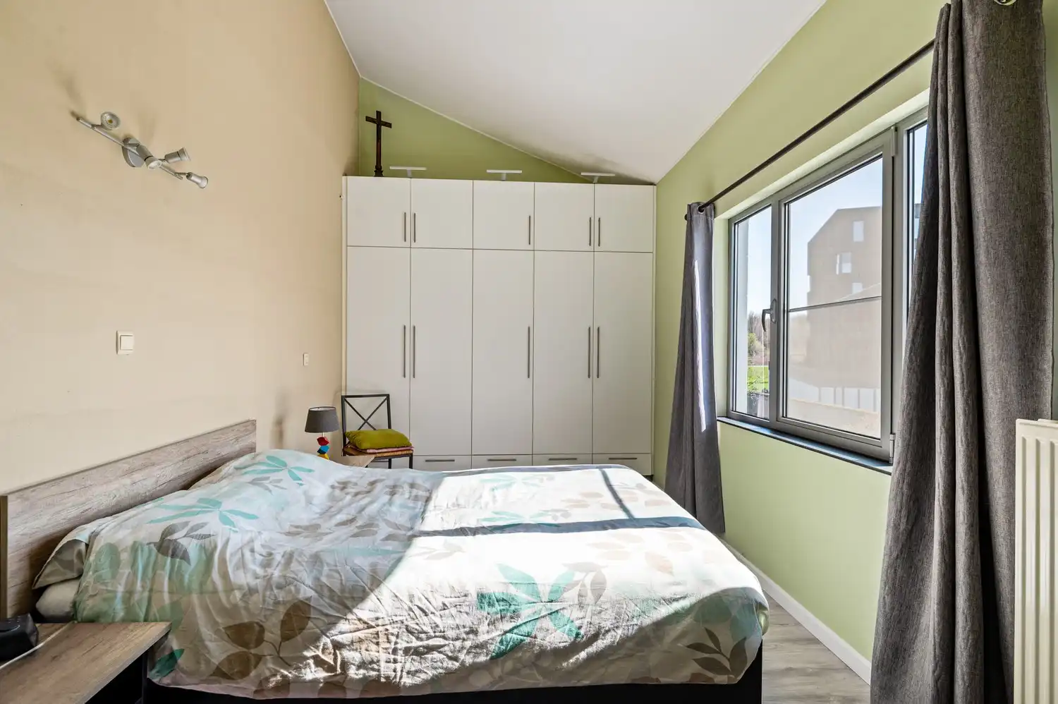 Ruime woning met 3 tot 4 slaapkamers en 3 autostaanplaatsen in een rustige straat foto 10