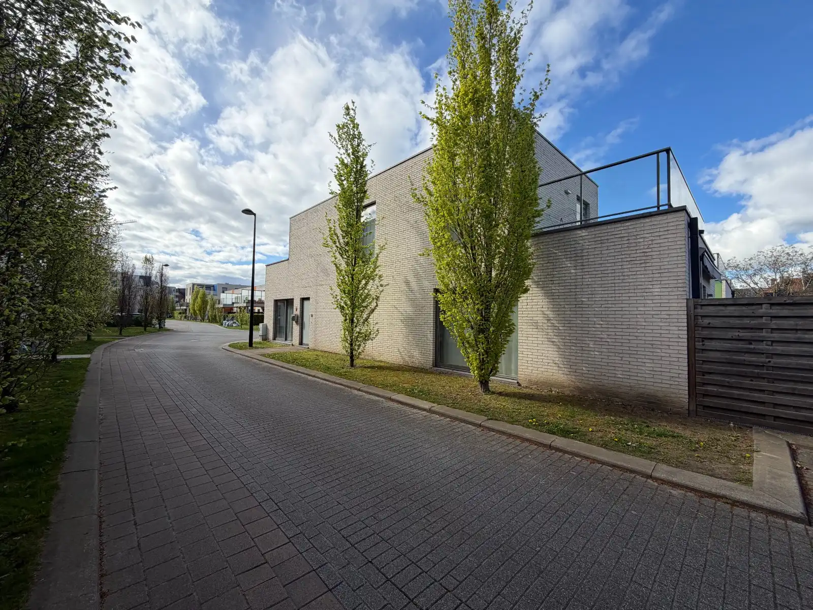 Halfopen bebouwing in centrum Deinze foto {{pictureIndex}}