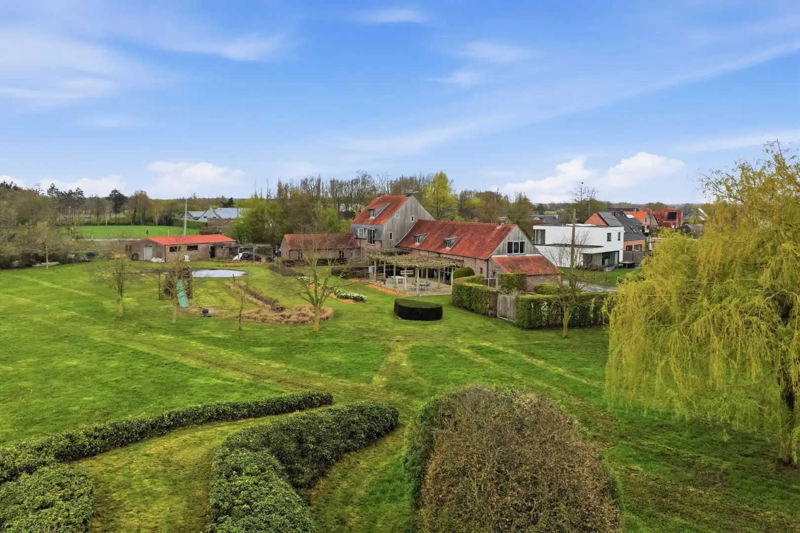 Ruime villa op een prachtig perceel van 11.110m² in groene omgeving! foto 2