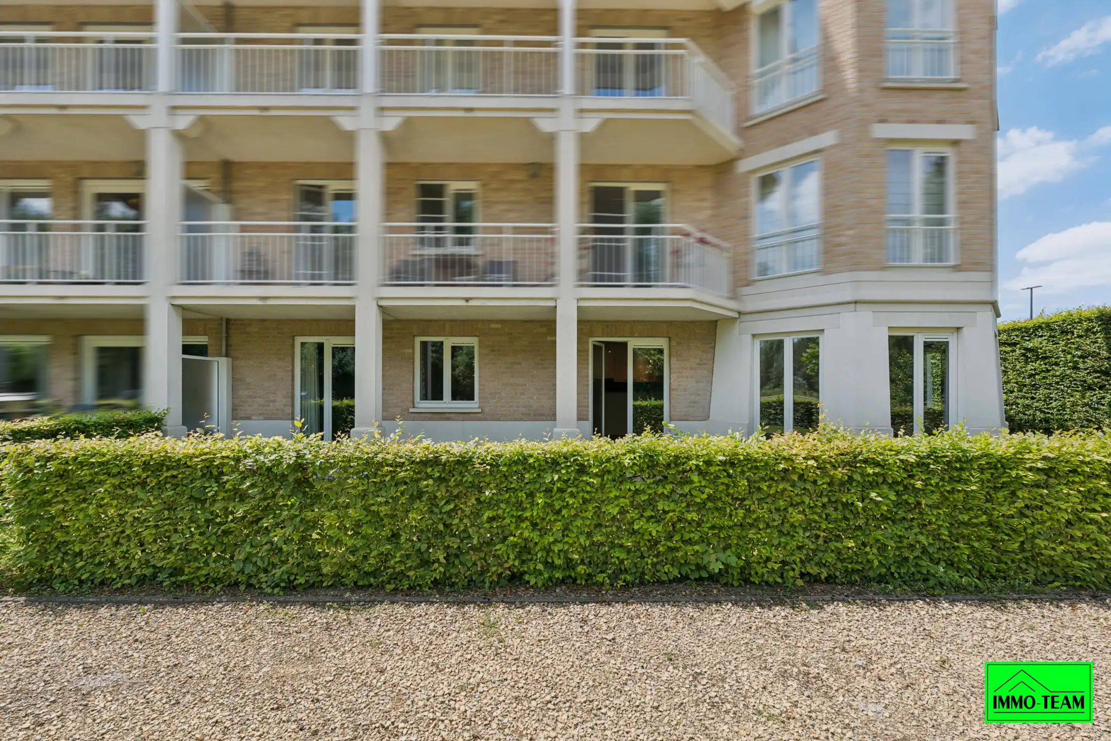 Rustig gelegen gelijkvloers appartement met 2 slaapkamers foto 2