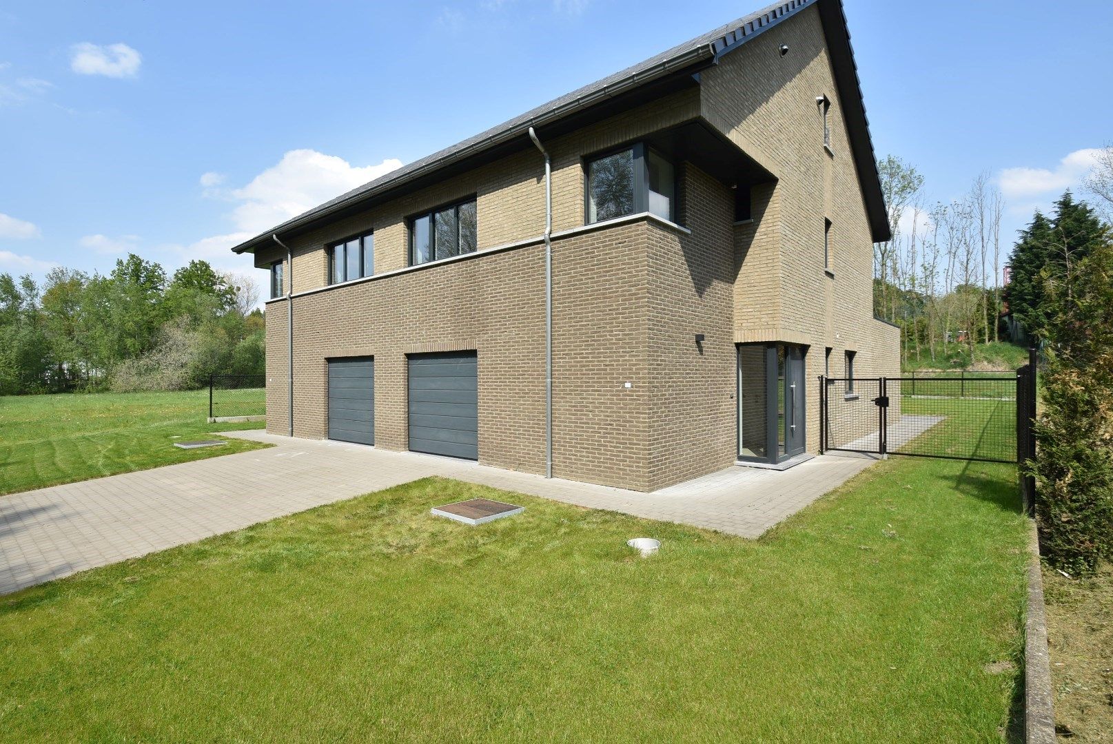 Zeer degelijk gebouwde ruime nieuwbouwwoning met inpandige garage en tuin op 4a81ca,  foto 2