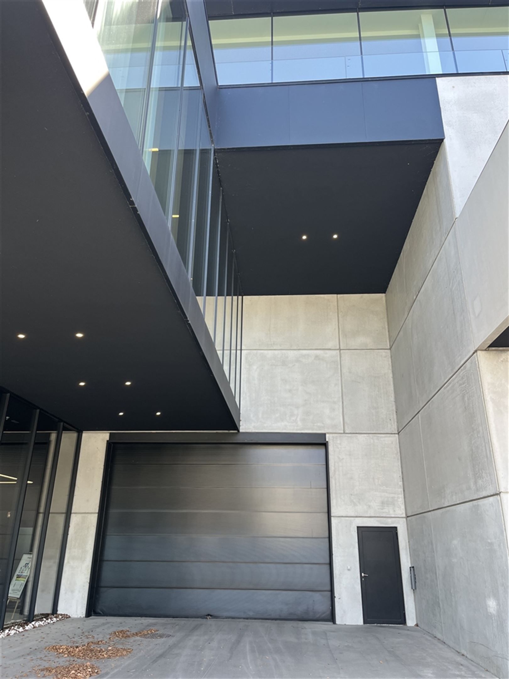 Modern bedrijfspand met kantoren te Harelbeke foto 33