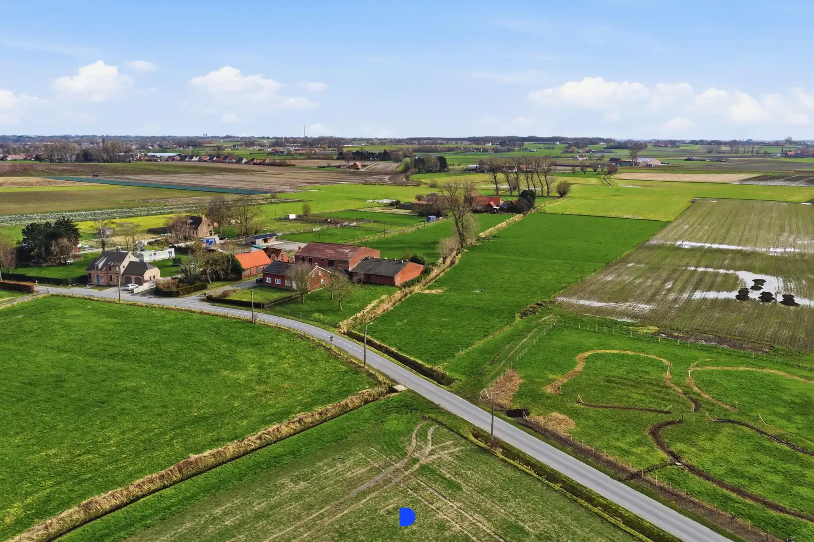 Hoeve met bijgebouwen en stallingen op 4.593m². foto 2