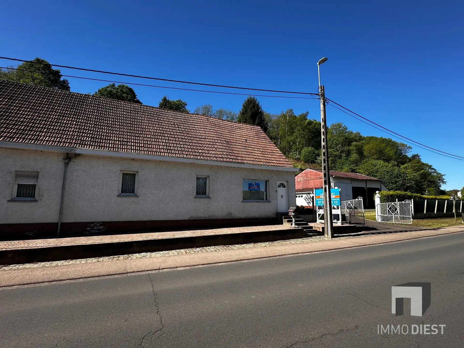 Woning met grote garage en stalling foto 3