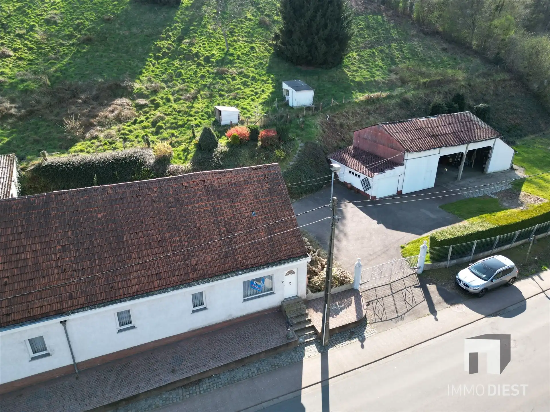 Woning met grote garage en stalling foto 3