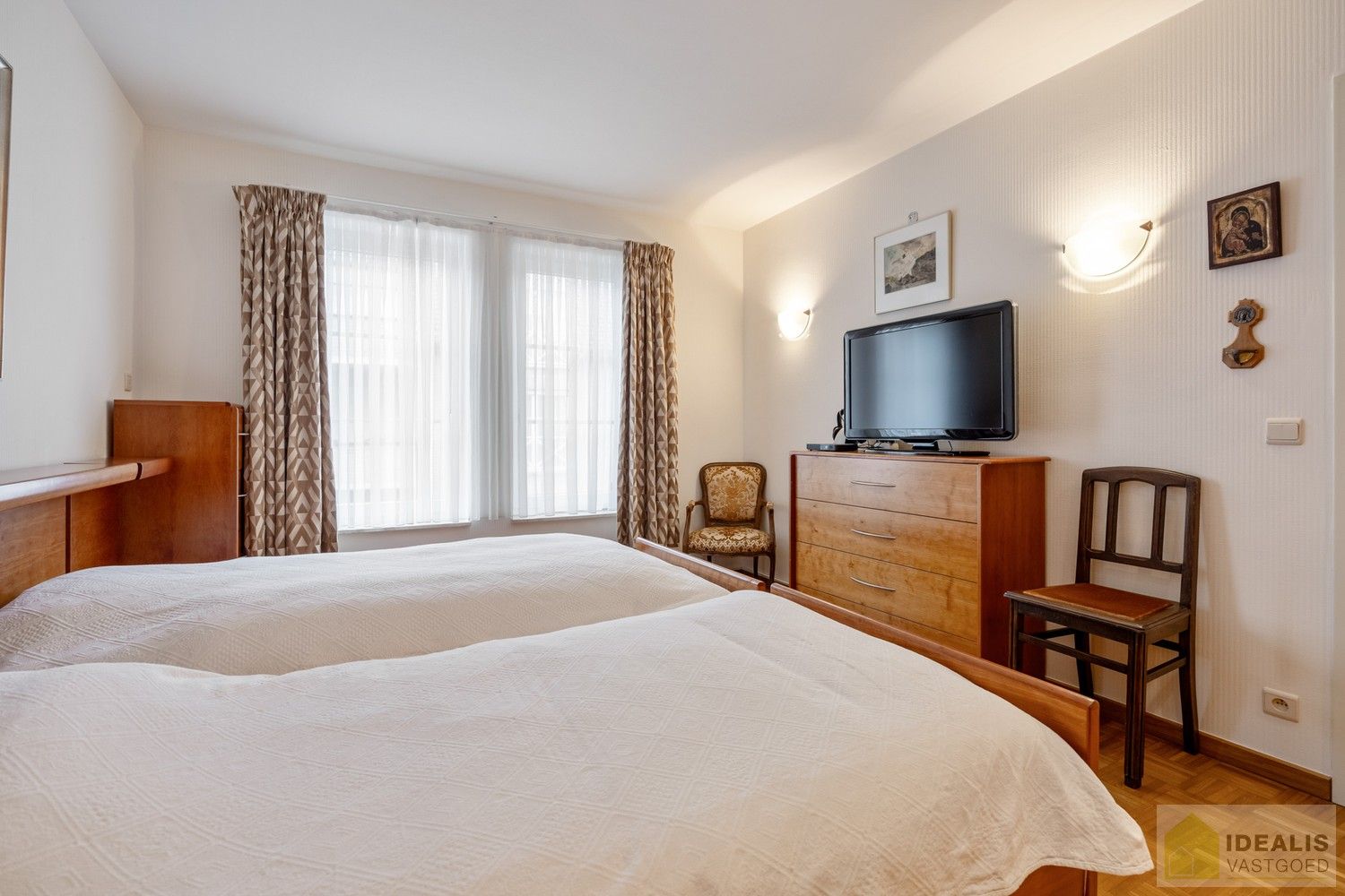 IDEALIS VASTGOED – RUIM INSTAPKLAAR APPARTEMENT IN KLEINSCHALIGE RESIDENTIE MET LICHTRIJKE LEEFRUIMTE, OPEN KEUKEN, HEERLIJK OVERDEKT TERRAS, 3 SLAAPKAMERS, BADKAMER, FIJNE WASPLAATS/BERGING EN INPANDIGE GARAGE OP EEN UITERST GUNSTIGE LOCATIE MIDDEN IN HET CENTRUM VAN PELT!! ZEER GESCHIKT VOOR KANDIDATEN OP ZOEK NAAR INSTAPKLAAR APPARTEMENT foto 24