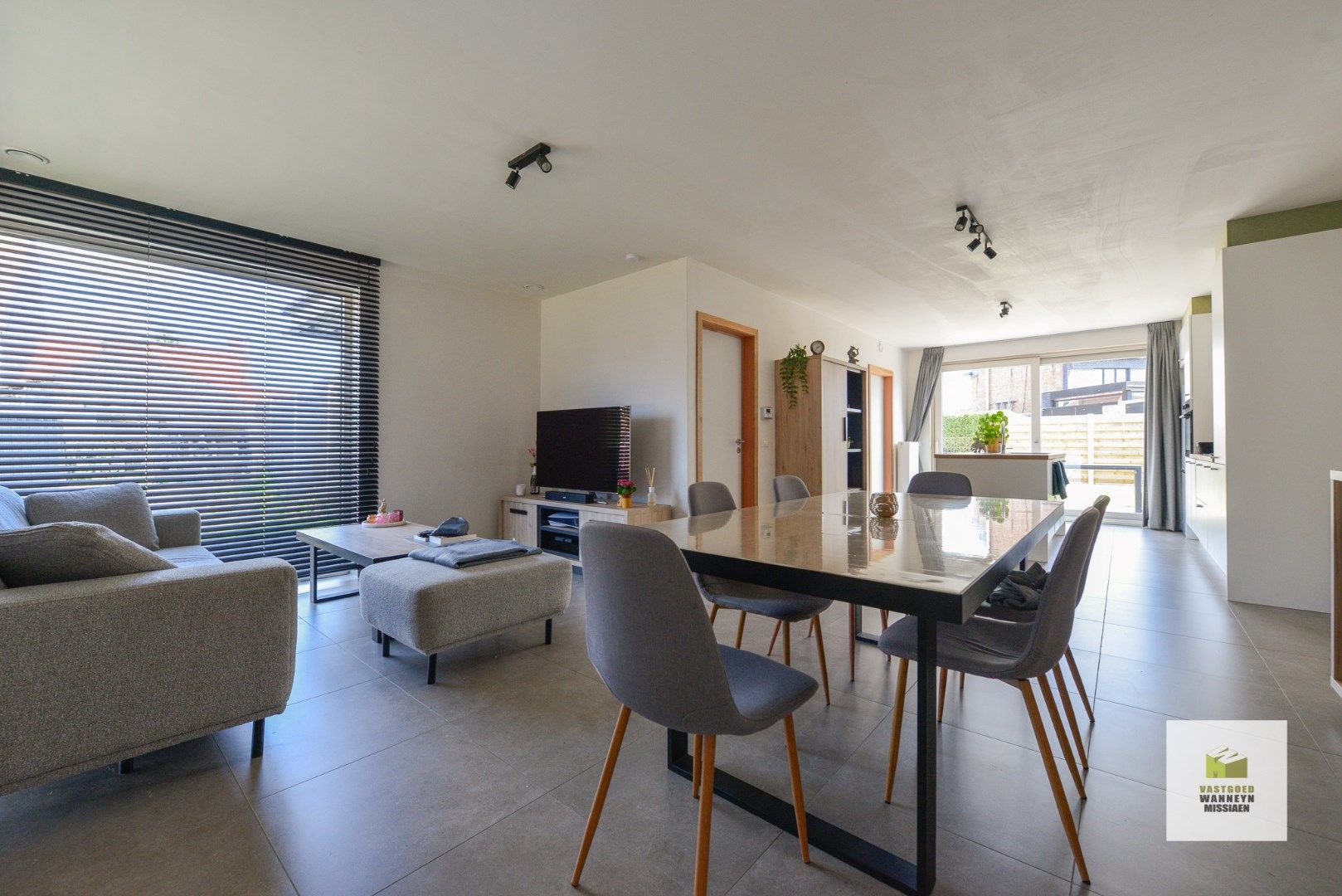 Energiezuinige recente woning met 3 slaapkamers, tuin en carport in rustige straat te Sint-Joris foto 2