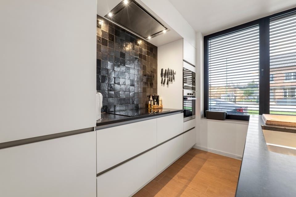 MODERNE HALFOPEN BEBOUWING MET INPANDIGE GARAGE EN RUIME TUIN IN SINT-TRUIDEN foto 28