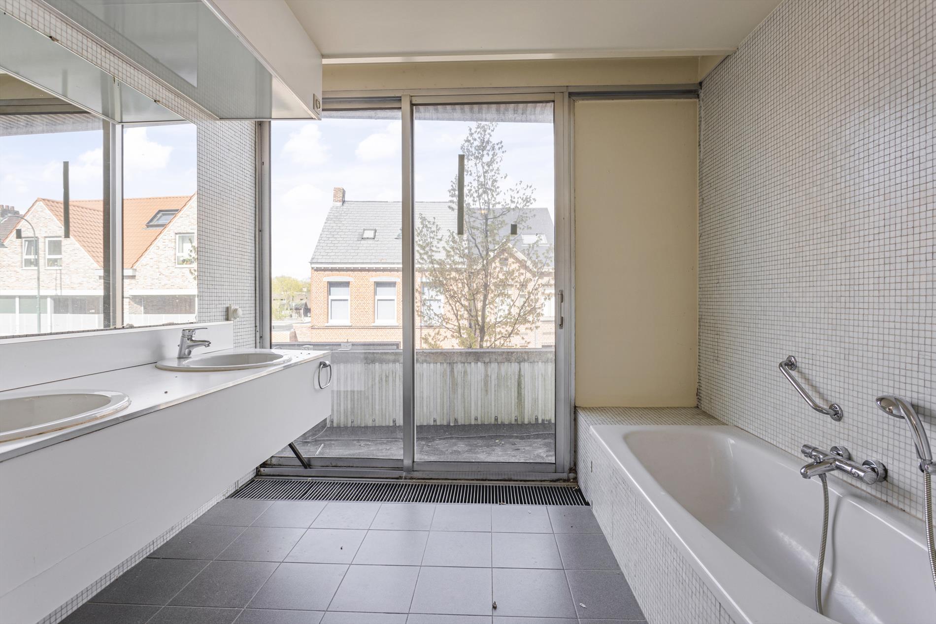 3 ruime te renoveren appartementen met 3 & 4 slaapkamers in het centrum van Balen! foto 26