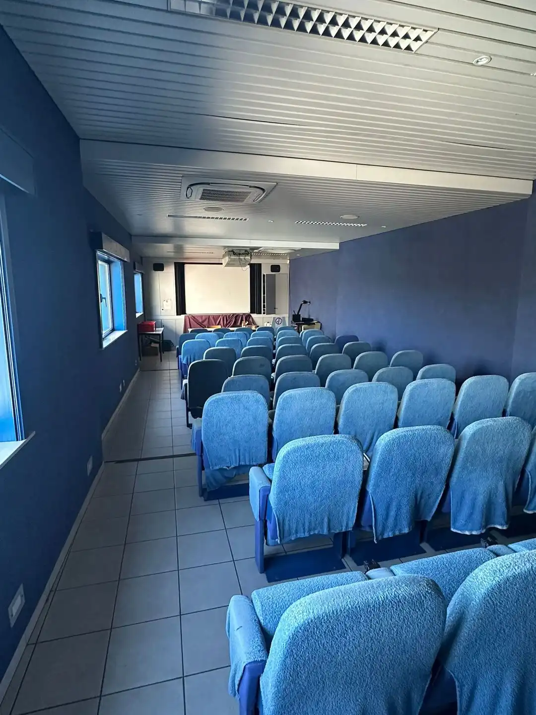 Te Huur Industriele Site: Kantoren en Magazijn te Verrebroek foto 16